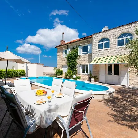 2n With Private Pool *